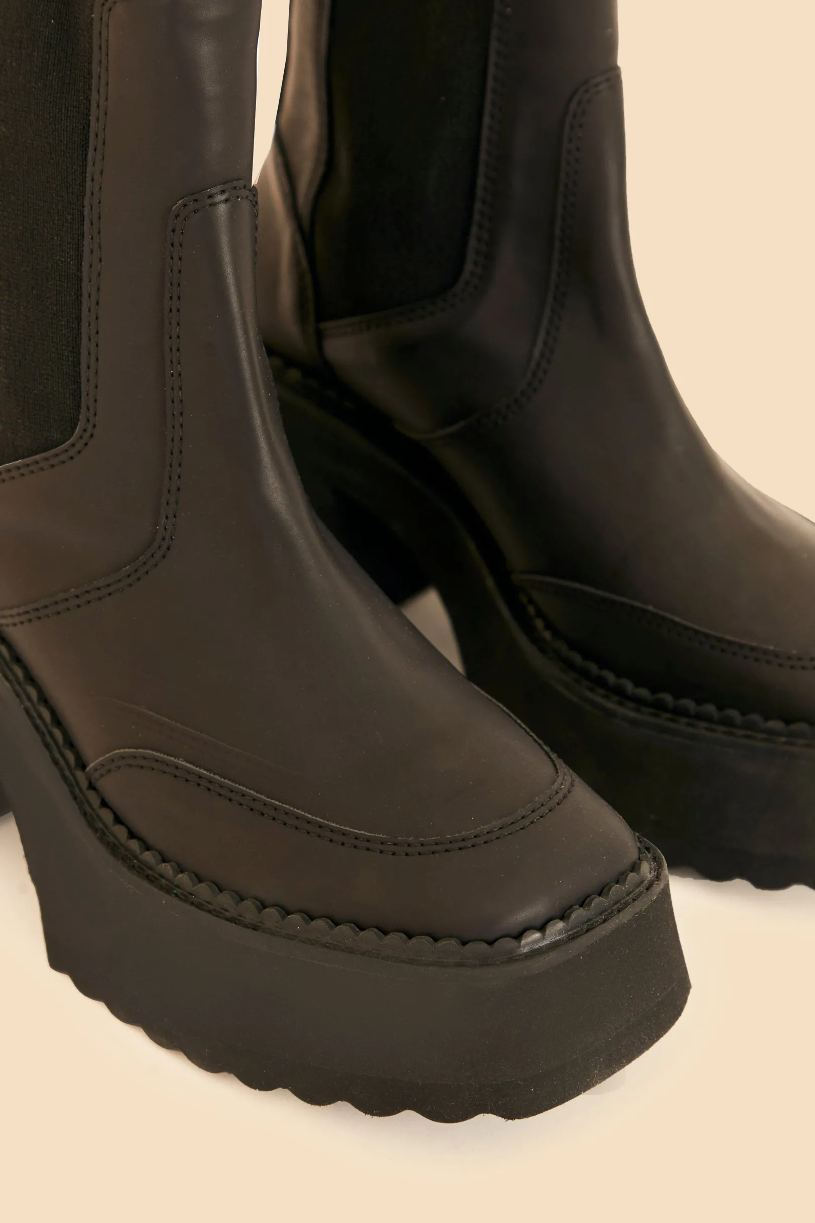FARM Rio BLACK BLOCK HEEL CHELSEA BOOT Cheap