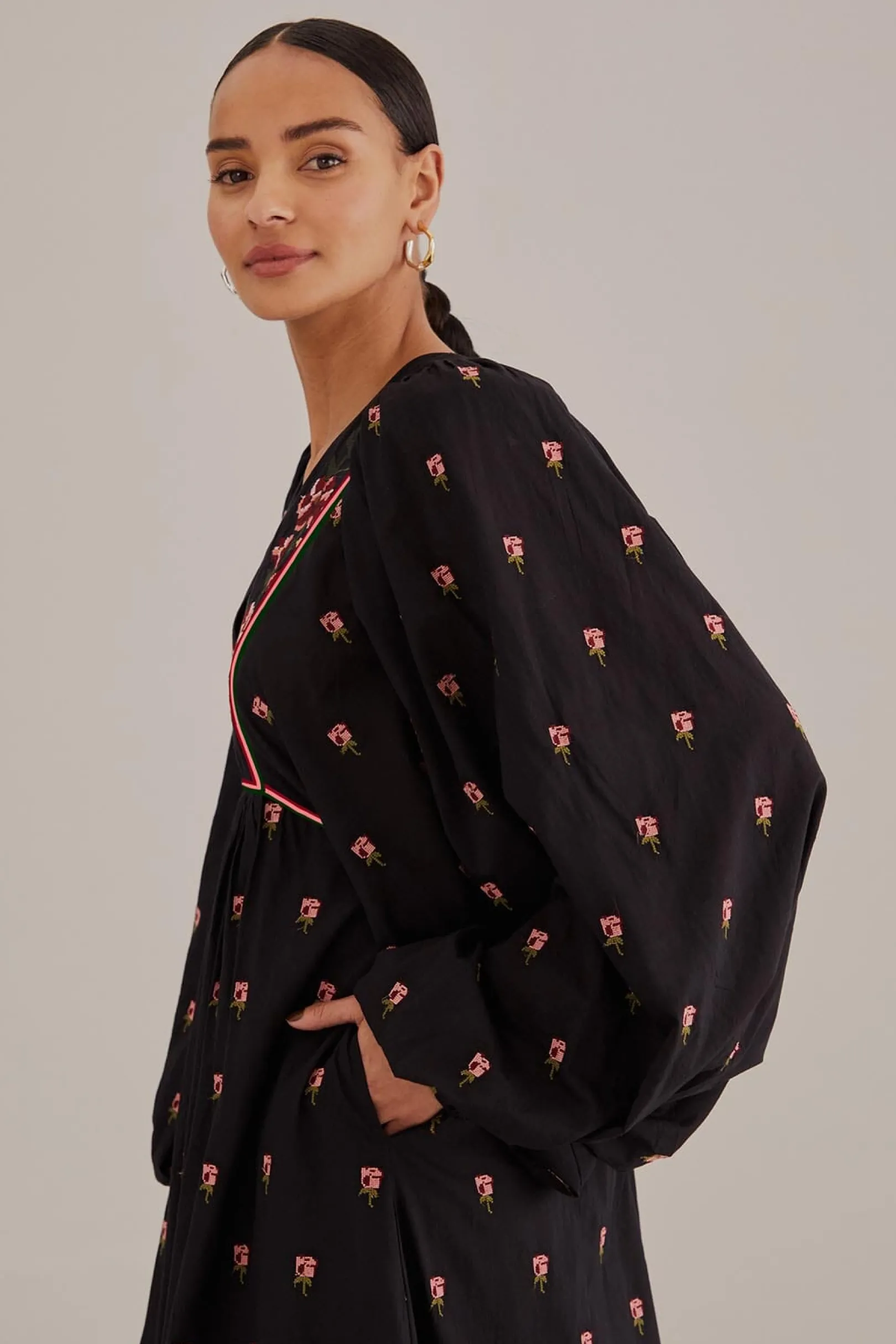 FARM Rio BLACK FLORAL EMBROIDERED V NECK MAXI DRESS New