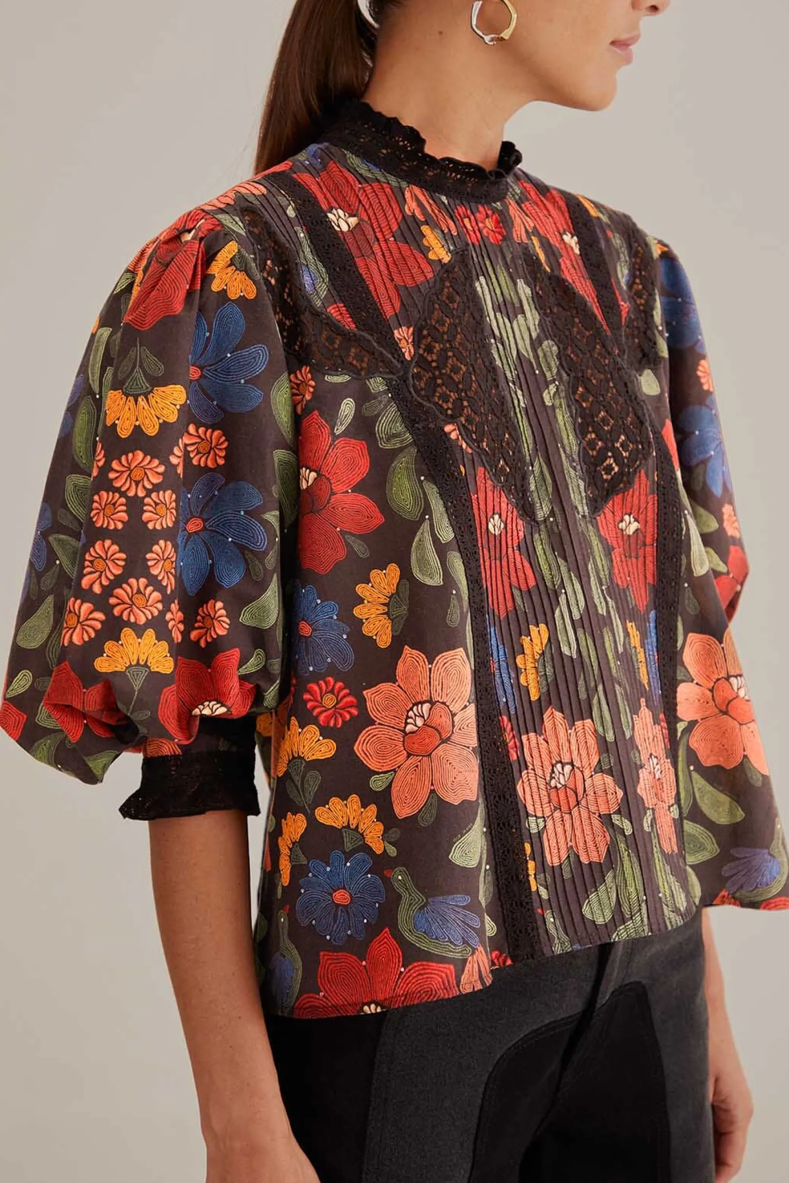 FARM Rio BLACK STITCHED FLOWERS SHORT SLEEVE BLOUSE Best